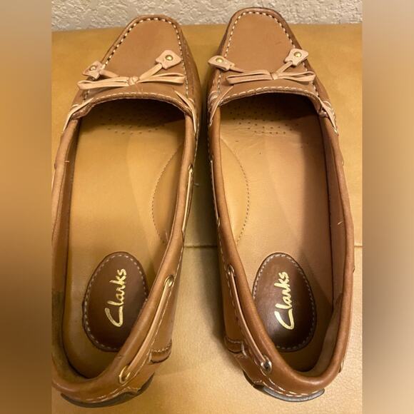 Clarks Tan Loafers Sz 6 Preppy Comfort Shoe - Picture 5 of 7